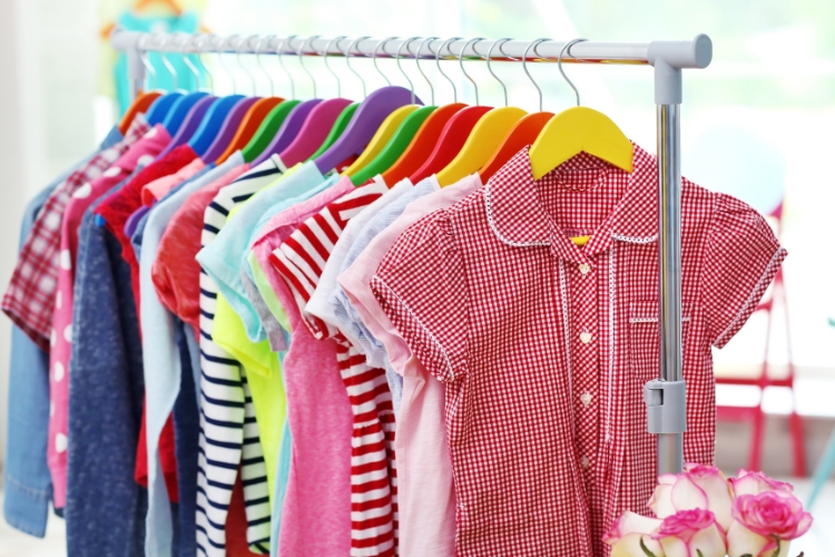 Aprenda a escolher roupas infantis duráveis com nosso guia, destacando a importância da qualidade, cuidado e sustentabilidade.